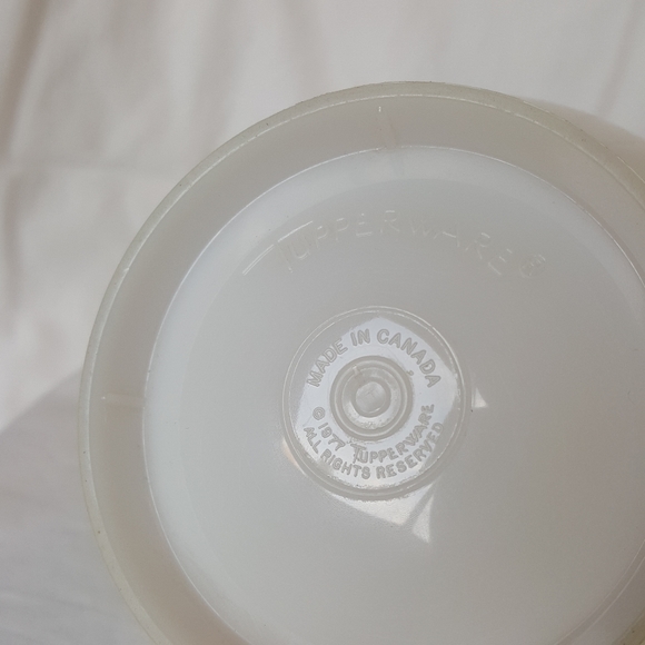 Vtg Tupperwear lot. Measuring Cup. 2 storage container with lids. - Picture 8 of 10